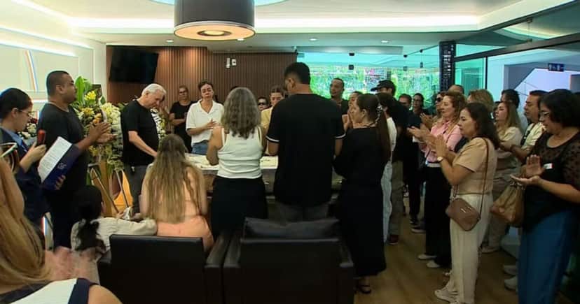Familiares e amigos de Euller Ferreira durante velório em Aracaju (Foto: Reprodução/ TV Sergipe) Familiares e amigos de Euller Ferreira durante velório em Aracaju (Foto: Reprodução/ TV Sergipe)