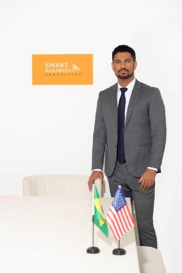 Leandro de Jesus atua no mercado americano e orienta investidores, ao lado da esposa Daniele, sobre as melhores possibilidades tributárias nos Estados Unidos (Foto: Divulgação) Leandro de Jesus atua no mercado americano e orienta investidores, ao lado da esposa Daniele, sobre as melhores possibilidades tributárias nos Estados Unidos (Foto: Divulgação)