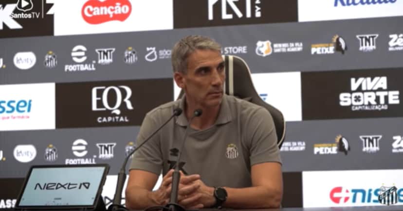 Vojvoda não aproveita craque no Santos (Foto: Santos TV/ YouTube) Vojvoda não aproveita craque no Santos (Foto: Santos TV/ YouTube)
