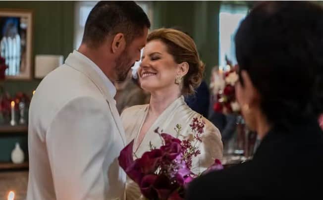 César se casa com Odete em Vale Tudo (Foto: Reprodução / Globo) César se casa com Odete em Vale Tudo (Foto: Reprodução / Globo)