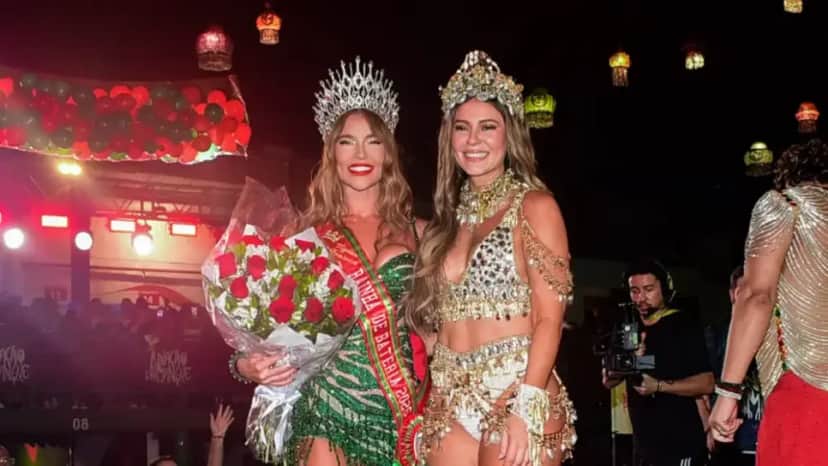 Paolla Oliveira passa a faixa de rainha de bateria para Virginia na Grande Rio (Foto: Webert Belício/ AgNews) Paolla Oliveira passa a faixa de rainha de bateria para Virginia na Grande Rio (Foto: Webert Belício/ AgNews)