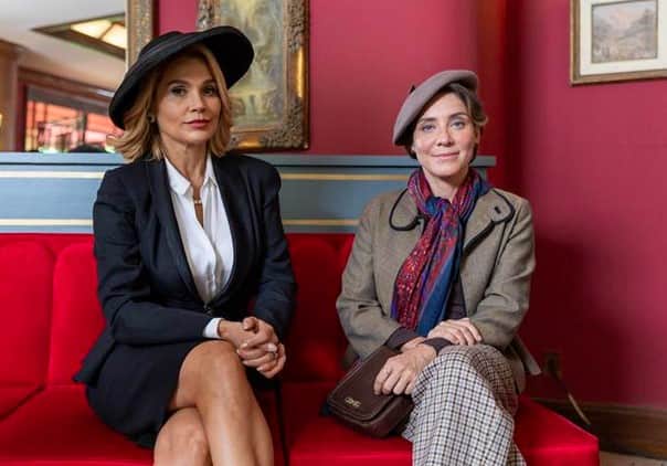 Sandra e Inês em Êta Mundo Melhor! (Foto: Reprodução / Globo) 