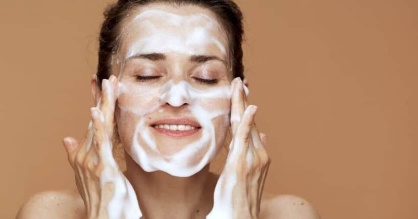 Mulher fazendo uma limpeza facial (Foto: Reprodução/ Internet) Mulher fazendo uma limpeza facial (Foto: Reprodução/ Internet)