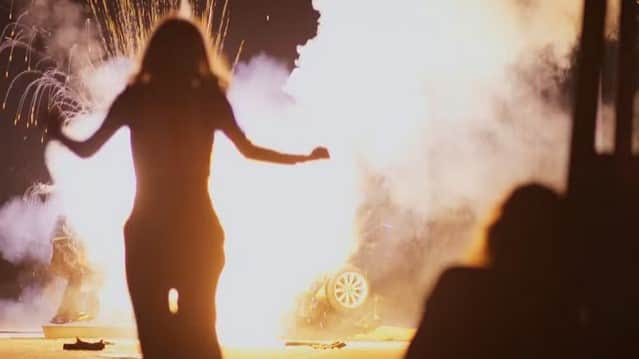 Vale Tudo: imagens inéditas de flashbacks mostram como aconteceu o acidente de carro envolvendo Heleninha e Leonardo (Foto: Reprodução / Globo) Vale Tudo: imagens inéditas de flashbacks mostram como aconteceu o acidente de carro envolvendo Heleninha e Leonardo (Foto: Reprodução / Globo)