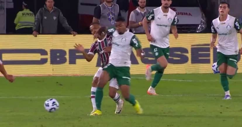 Allan dá cotovelada em adversário e causa sua expulsão no jogo do Plameiras e Fluminense - Foto: Internet Allan dá cotovelada em adversário e causa sua expulsão no jogo do Plameiras e Fluminense - Foto: Internet