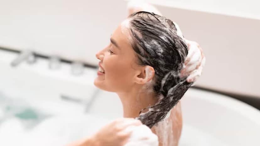 Mulher lavando o cabelo (Foto: Reprodução/ Freepik) Mulher lavando o cabelo (Foto: Reprodução/ Freepik)