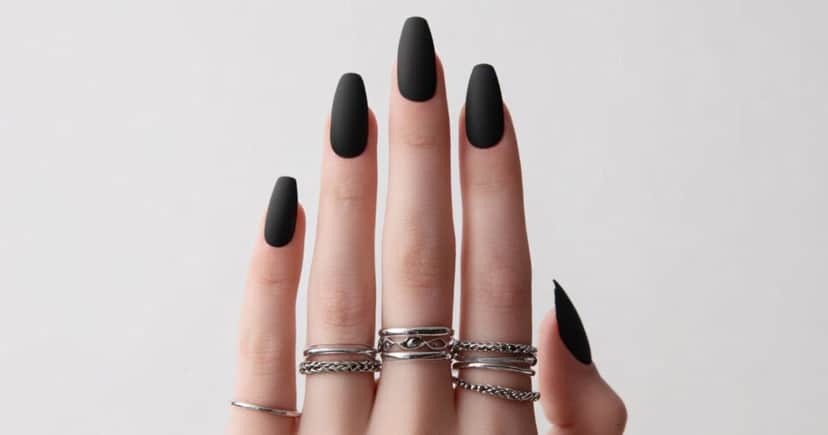 Esmalte preto (Foto: Canva) Esmalte preto (Foto: Canva)