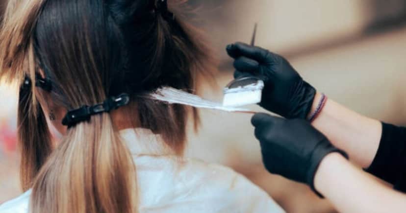 Mulher pintando cabelo grisalho- Foto: CANVA Mulher pintando cabelo grisalho- Foto: CANVA