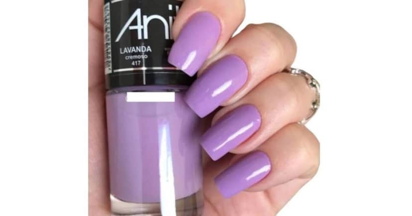 Unha com esmalte lavanda Unha com esmalte lavanda