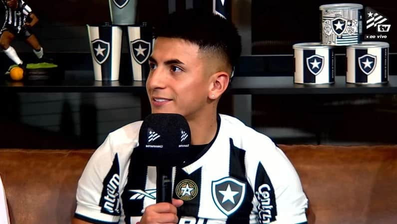 Thiago Almada (Foto: Reprodução/ Botafogo TV) Thiago Almada (Foto: Reprodução/ Botafogo TV)