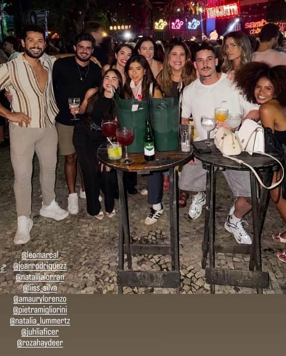 Ator de Três Graças em barzinho com amigos (Foto: Reprodução / Instagram) Ator de Três Graças em barzinho com amigos (Foto: Reprodução / Instagram)