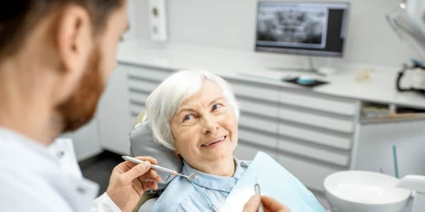 Idosos com prioridade no atendimento de dentista do SUS (Reprodução: Canva) Idosos com prioridade no atendimento de dentista do SUS (Reprodução: Canva)