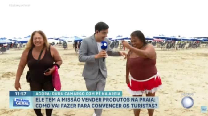 Dudu fala com banhistas em sua estreia na Record (Foto: Reprodução / Record) Dudu fala com banhistas em sua estreia na Record (Foto: Reprodução / Record)