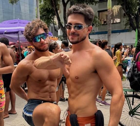 Igor Cosso ao lado do namorado (Foto: Reprodução / Instagram)