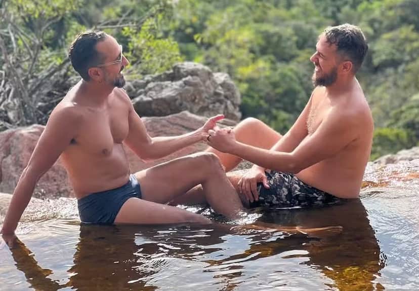 O ator das 21h da Globo ao lado do companheiro (Foto: Reprodução / Instagram) O ator das 21h da Globo ao lado do companheiro (Foto: Reprodução / Instagram)