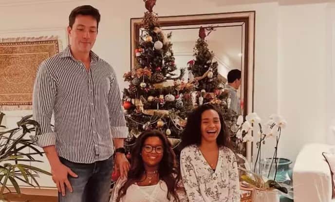 Maria Silva e Laura, filhas de Gloria Mari, com o tutor Paulo Mesquita (Foto: Reprodução / Instagram)