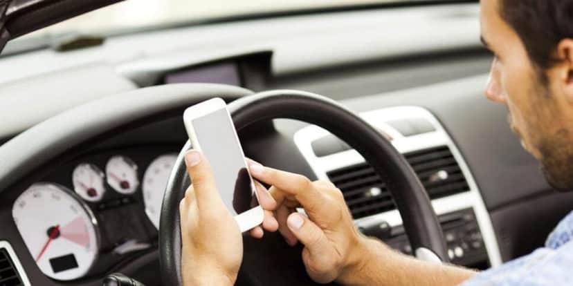 Proibido motorista mexer no celular em qualquer momento da viagem (Reprodução: Divulgação) Proibido motorista mexer no celular em qualquer momento da viagem (Reprodução: Divulgação)