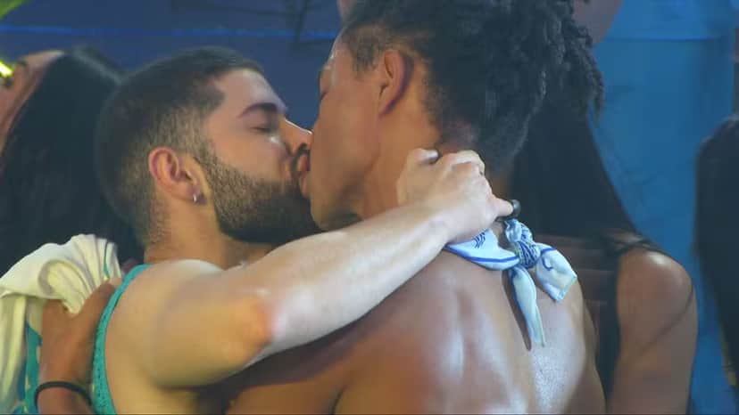Pedro e Marcelo dão beijão (Foto: Reprodução/ Internet)