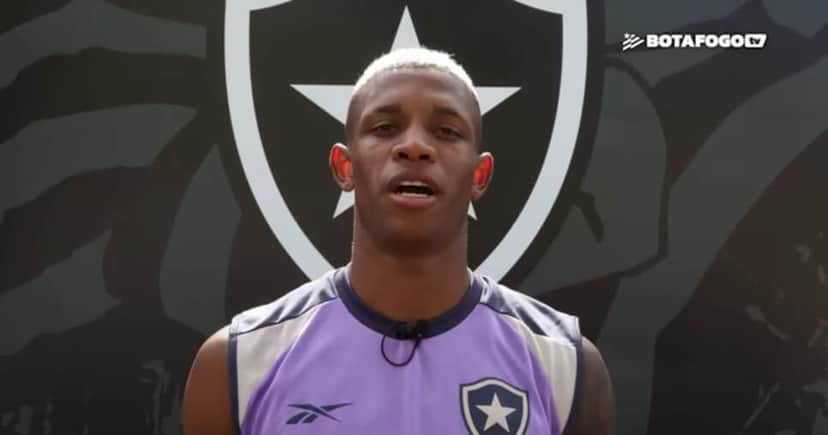 Danilo expõe onde quer jogar (Foto: Botafogo TV) Danilo expõe onde quer jogar (Foto: Botafogo TV)