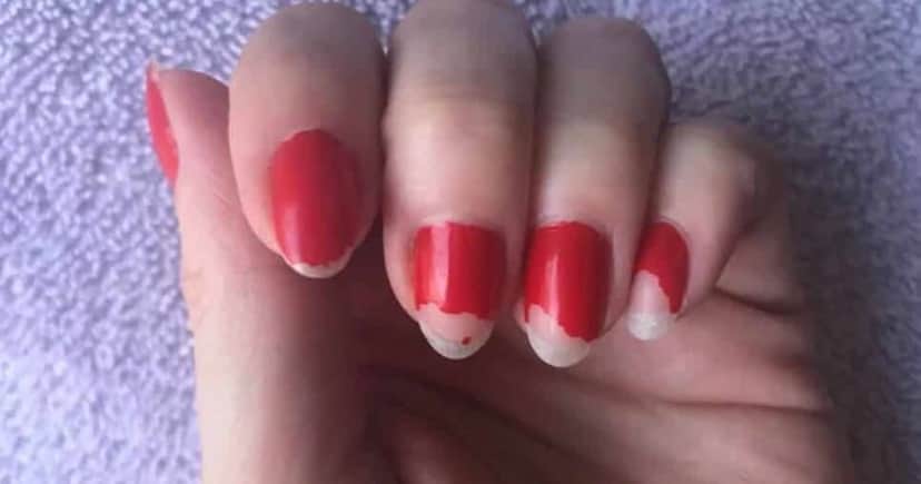 Esmalte descascando (Foto Reprodução/YouTube)