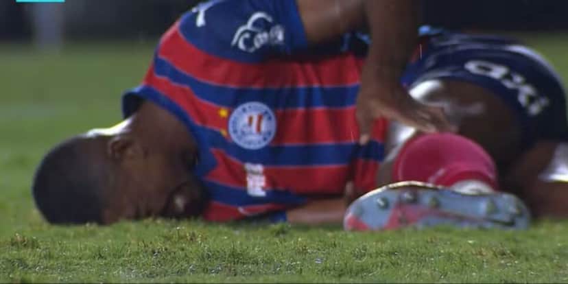 Kanu se lesionou contra o Vasco (Reprodução: Premiere) Kanu se lesionou contra o Vasco (Reprodução: Premiere)