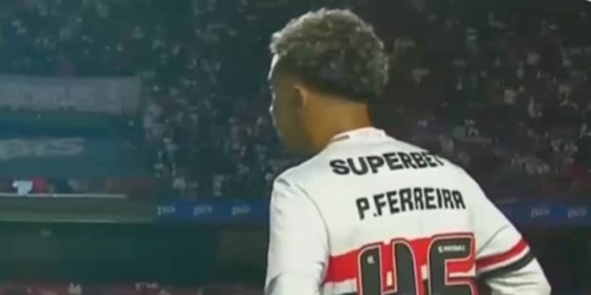 Pedro Ferreira em sua estreia no profissional do São Paulo (Reprodução: Record) Pedro Ferreira em sua estreia no profissional do São Paulo (Reprodução: Record)