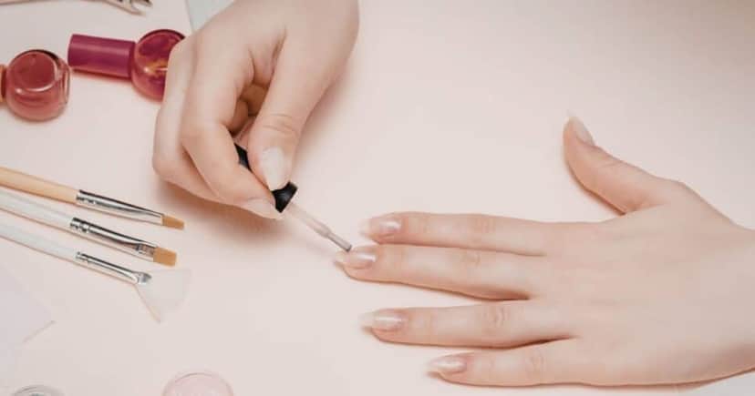 Mulher pintando as unhas (Foto: Canva) Mulher pintando as unhas (Foto: Canva)