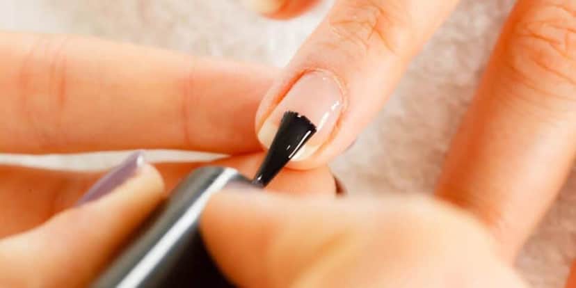 Utilize a base fortalecedora para deixar as unhas inquebráveis (Reprodução: Divulgação) Utilize a base fortalecedora para deixar as unhas inquebráveis (Reprodução: Divulgação)