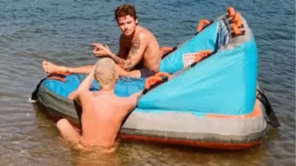 Xuxa aparece sem roupa na parte de cima em foto com o genro (Foto: Reprodução/ Instagram)