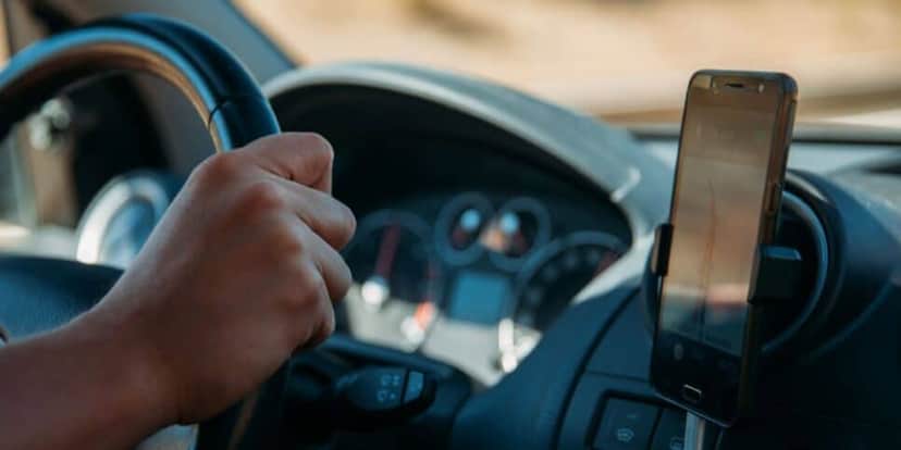 Proposta prevê mudar infração por mexer no celular dirigindo (Reprodução: Montagem TV Foco) Proposta prevê mudar infração por mexer no celular dirigindo (Reprodução: Montagem TV Foco)