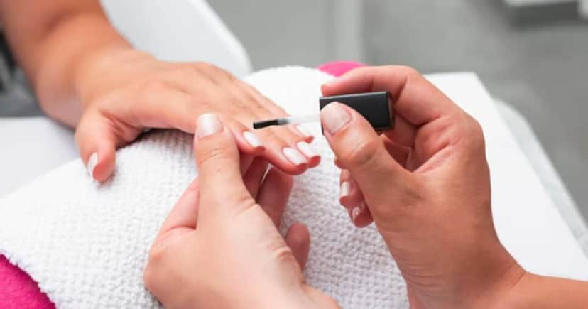 Fazendo unhas em casa (Foto: Divulgação) Fazendo unhas em casa (Foto: Divulgação)