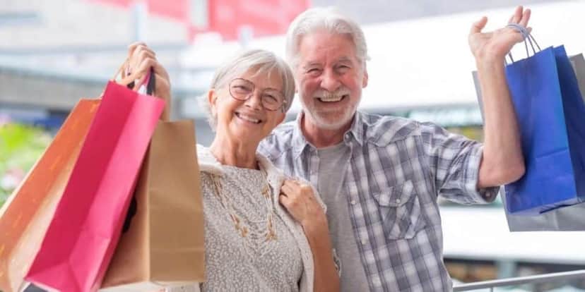 Idosos possuem direitos específicos em ambientes como shoppings (Foto: Reprodução/ Freepik)