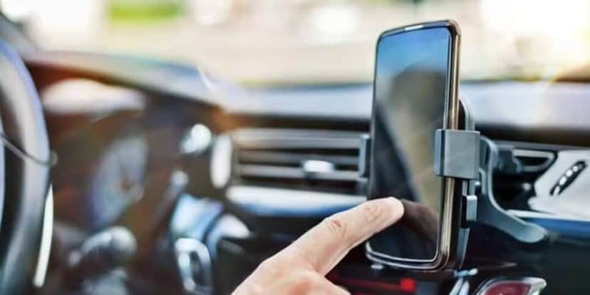 Motoristas de app poderão mexer no celular em certas situações (Reprodução: Divulgação) Motoristas de app poderão mexer no celular em certas situações (Reprodução: Divulgação)