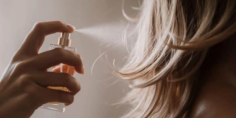 Passe perfume no cabelo para acabar com cheiro de fritura (Reprodução: Divulgação) Passe perfume no cabelo para acabar com cheiro de fritura (Reprodução: Divulgação)