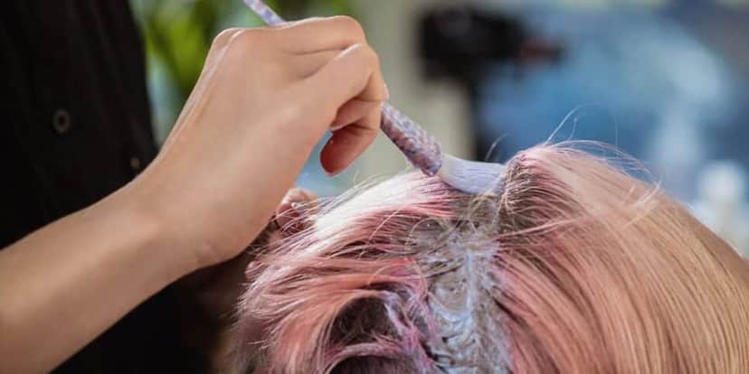 Pinte o seu cabelo com tinta sem amônia (Reprodução: Canva)