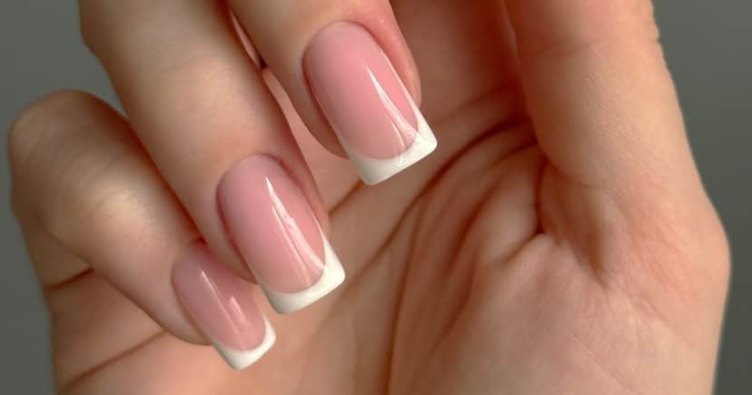 Unhas com francesinhas (Foto: Canva)