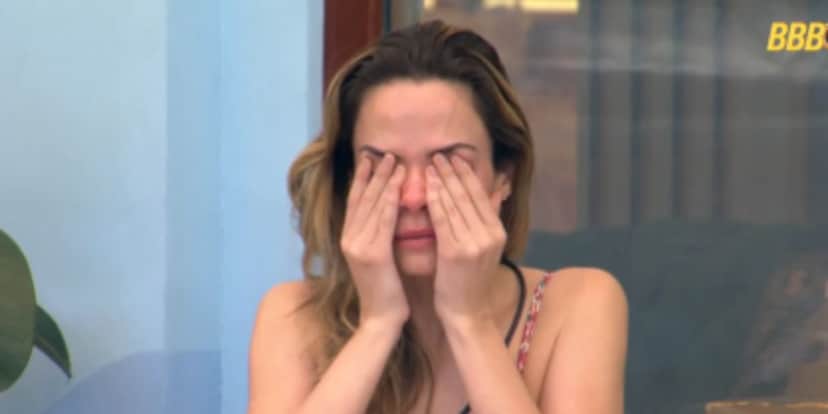 Ana Paula Renault chorando por morte do pai no BBB26 (Reprodução: Globo) Ana Paula Renault chorando por morte do pai no BBB26 (Reprodução: Globo)