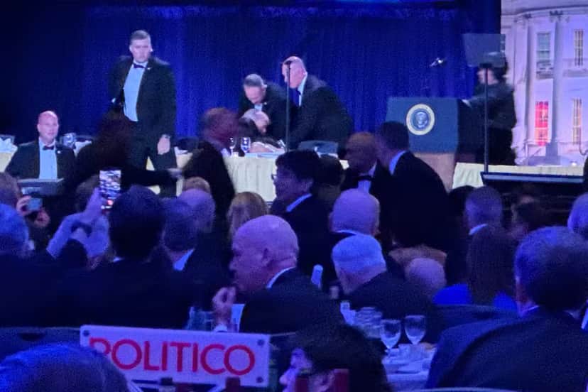 Seguranças retiram Donald Trump após barulho durante jantar (Foto: Reprodução/ Internet) Seguranças retiram Donald Trump após barulho durante jantar (Foto: Reprodução/ Internet)