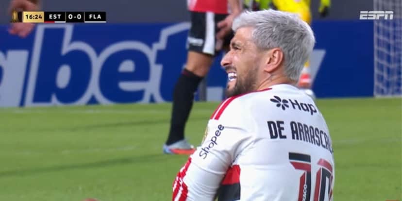 Arrascaeta fraturou a clavícula no jogo contra o Estudiantes (Reprodução: ESPN) Arrascaeta fraturou a clavícula no jogo contra o Estudiantes (Reprodução: ESPN)