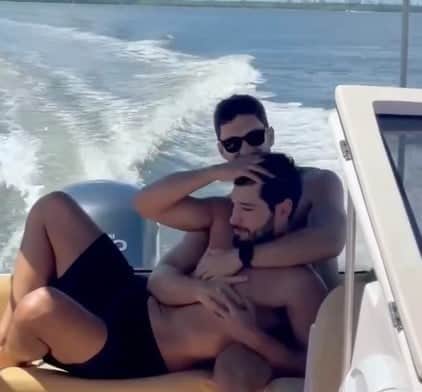 Galã de novelas da Globo vive relação gay e surge aos beijos (Foto: Reprodução / Instagram) Galã de novelas da Globo vive relação gay e surge aos beijos (Foto: Reprodução / Instagram)