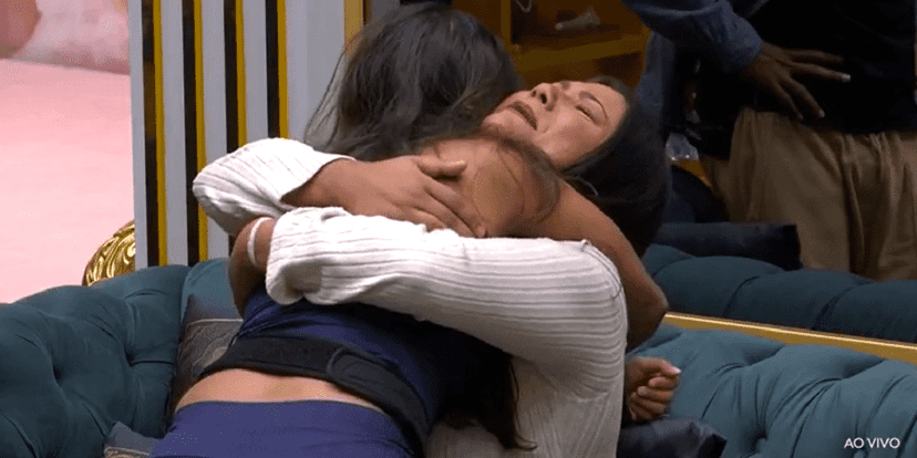 Chaiany e Gabi se abraçando após eliminação no BBB 26 (Foto: Reprodução/BBB 26/ TV Globo) Chaiany e Gabi se abraçando após eliminação no BBB 26 (Foto: Reprodução/BBB 26/ TV Globo)