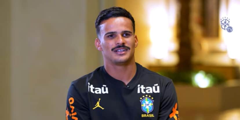 Kaiki vestiu a camisa da seleção brasileira recentemente (Reprodução: CBF TV / Youtube) Kaiki vestiu a camisa da seleção brasileira recentemente (Reprodução: CBF TV / Youtube)