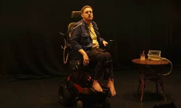 Michael Patrick em cena no teatro (Foto: Reprodução / Instagram)