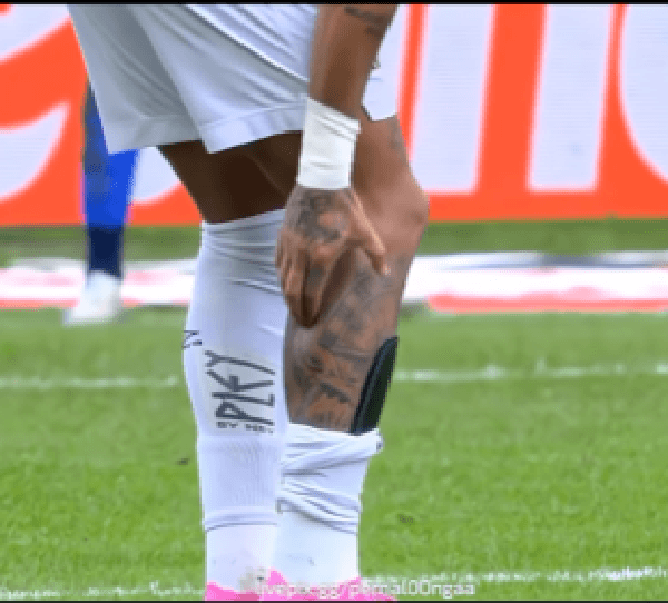 Neymar passando a mão na panturrilha após pancada (Foto: Reprodução/ Globo) Neymar passando a mão na panturrilha após pancada (Foto: Reprodução/ Globo)