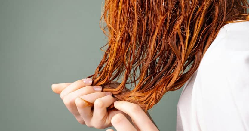Ilustração mulher passando condicionador no cabelo (Foto: Canva) Ilustração mulher passando condicionador no cabelo (Foto: Canva)