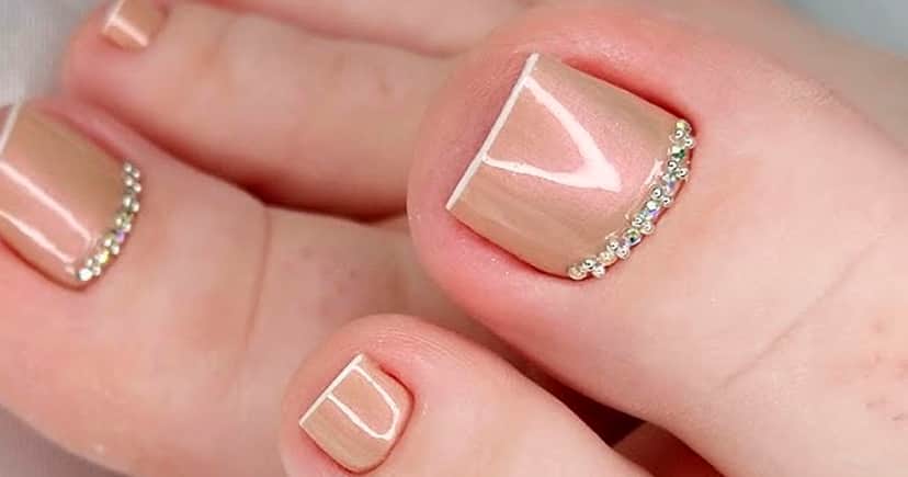 Unhas com joias (Foto; Reprodução)