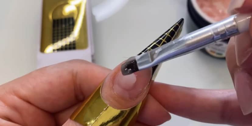 Alongamento em gel para as unhas (Reprodução: Youtube) Alongamento em gel para as unhas (Reprodução: Youtube)