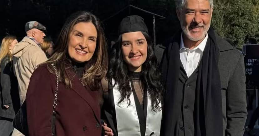 Fátima Bernardes, Laura Boener e seu pai William Bonner em um dos raros cliques públicos, feitos durante sua formatura (Foto Reprodução/Instagram) Fátima Bernardes, Laura Boener e seu pai William Bonner em um dos raros cliques públicos, feitos durante sua formatura (Foto Reprodução/Instagram)