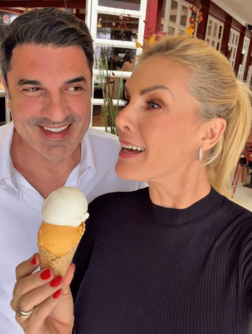 Ana Hickmann fazendo divulgação da sorveteria do amado (Foto: Reprodução / Instagram)