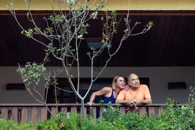 O ator com a mulher Marilene Saad em sua casa em Jacarepaguá (Foto: Leo Martins) O ator com a mulher Marilene Saad em sua casa em Jacarepaguá (Foto: Leo Martins)